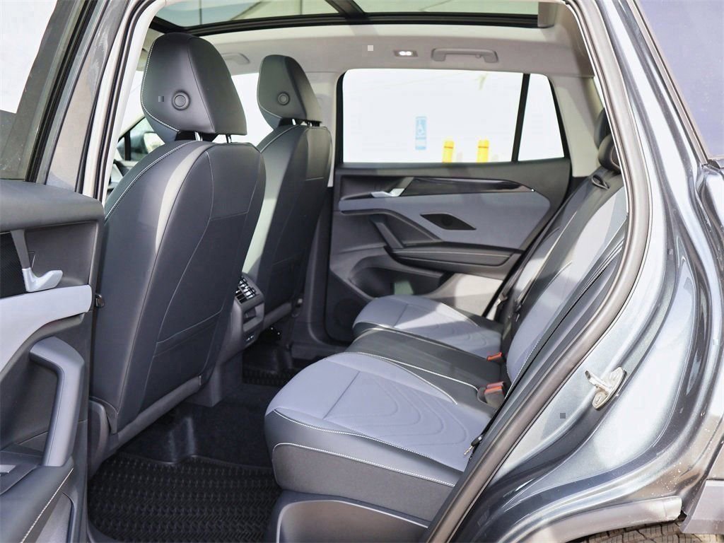 New 2026 Volkswagen Tiguan SE image 16