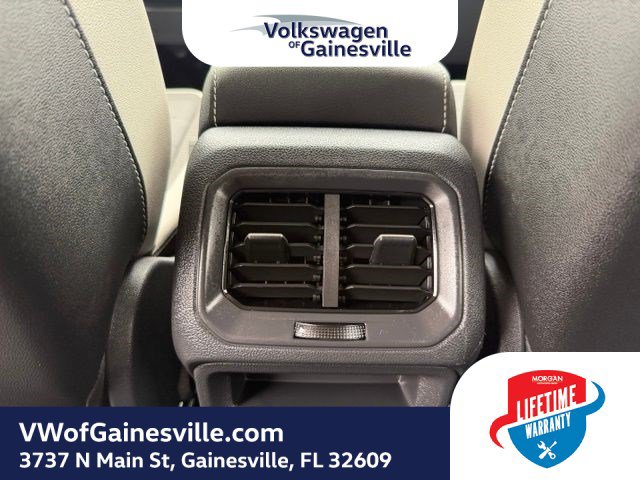 Used 2025 Volkswagen Taos SE FWD image 12