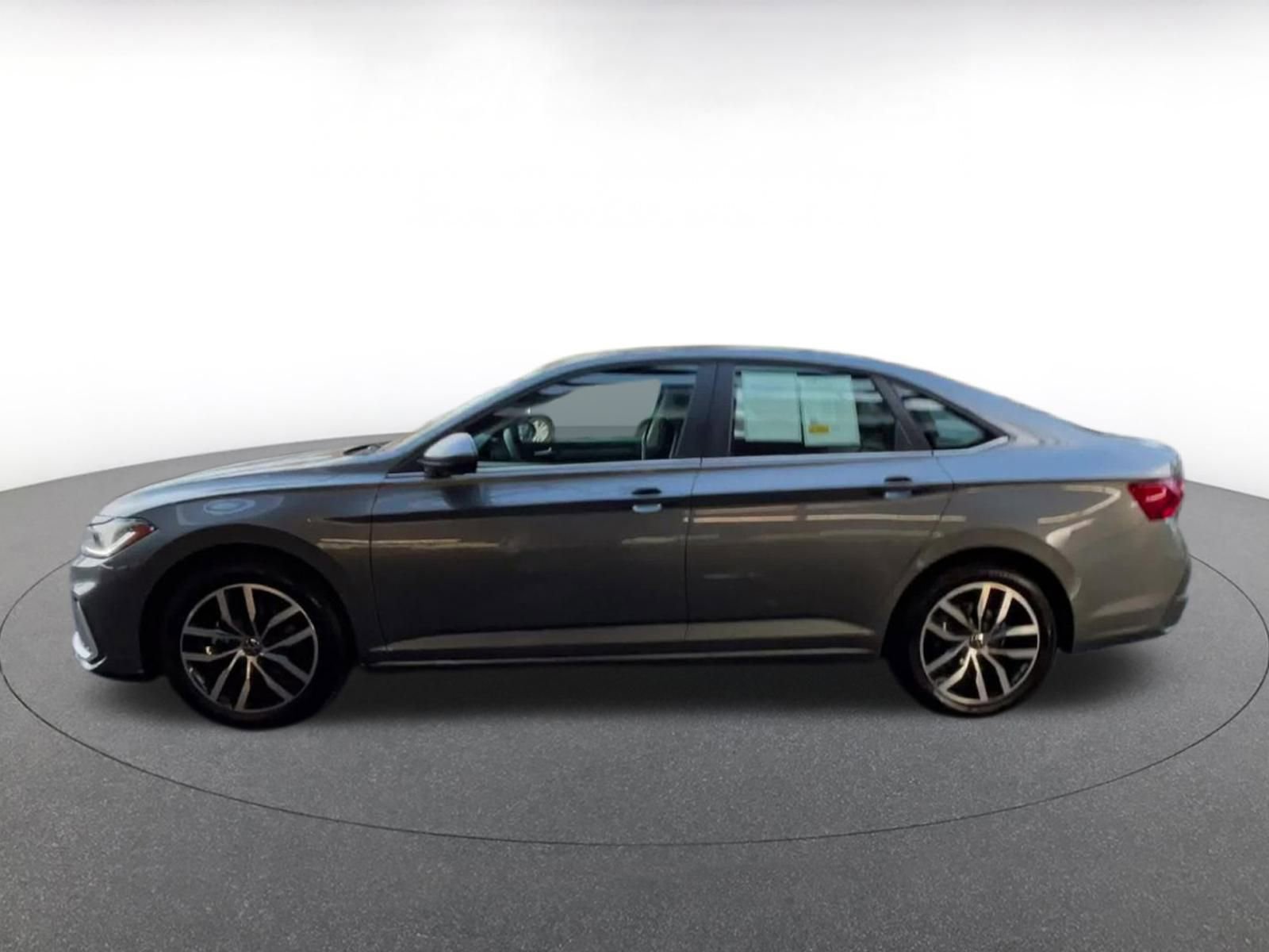 Used 2025 Volkswagen Jetta SE image 9