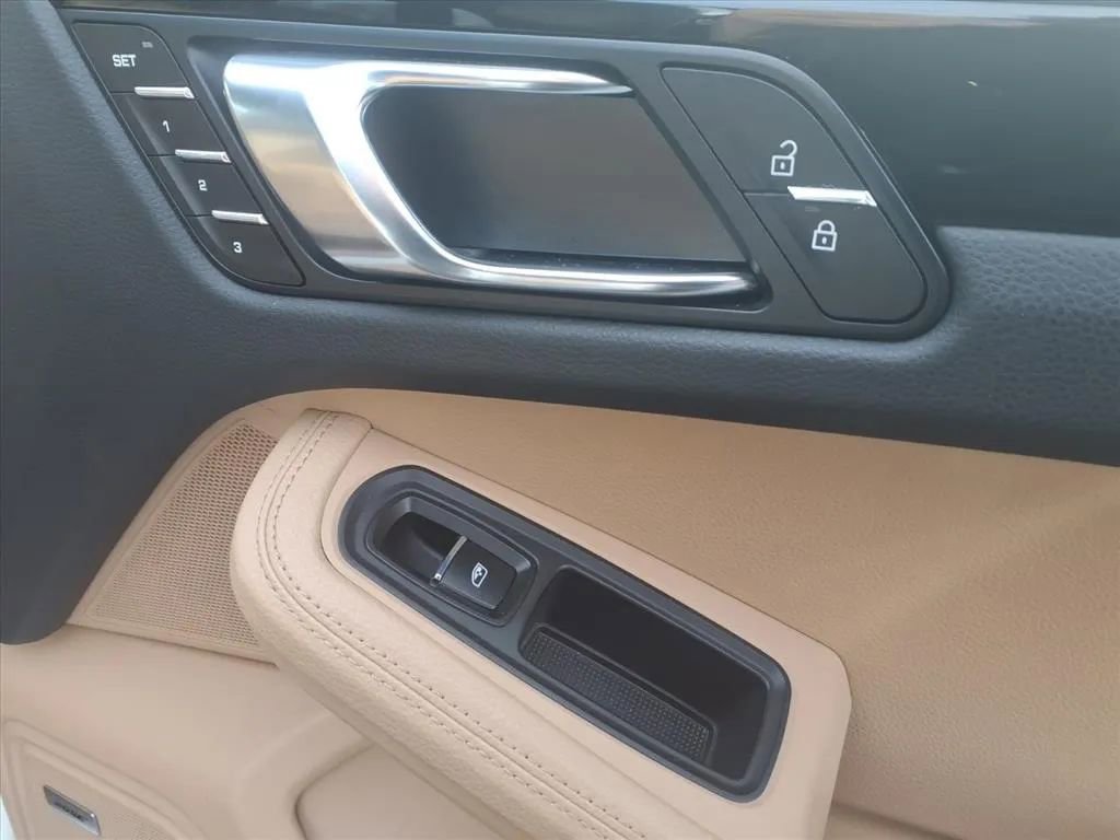 Used 2022 Porsche Macan image 11