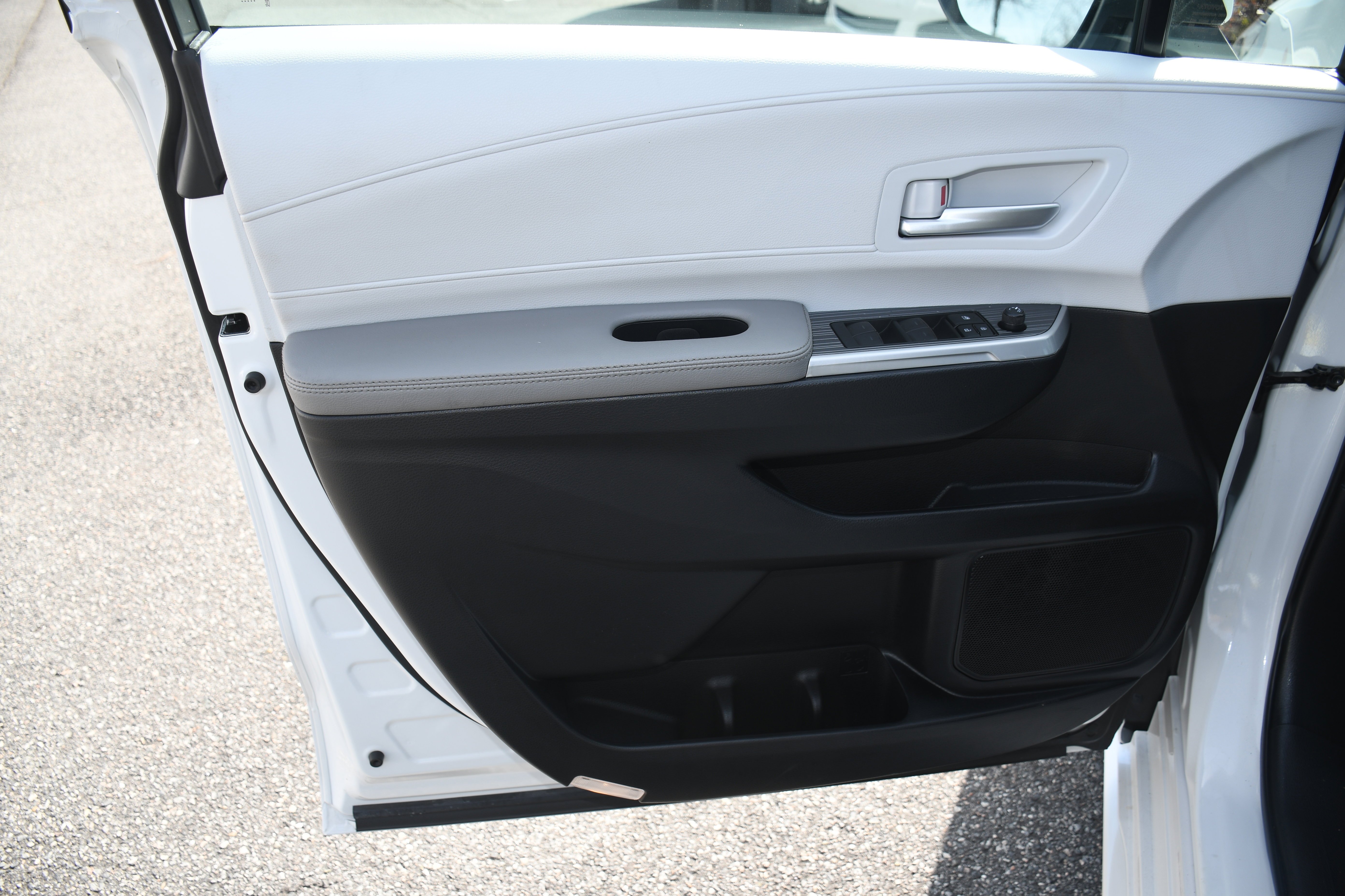 Used 2025 Toyota Sienna XLE w/ XLE Plus Package image 10