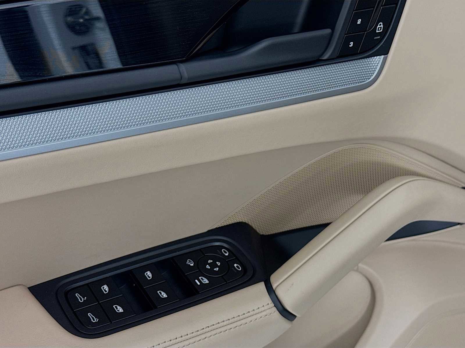 Certified 2025 Porsche Cayenne Coupe image 11