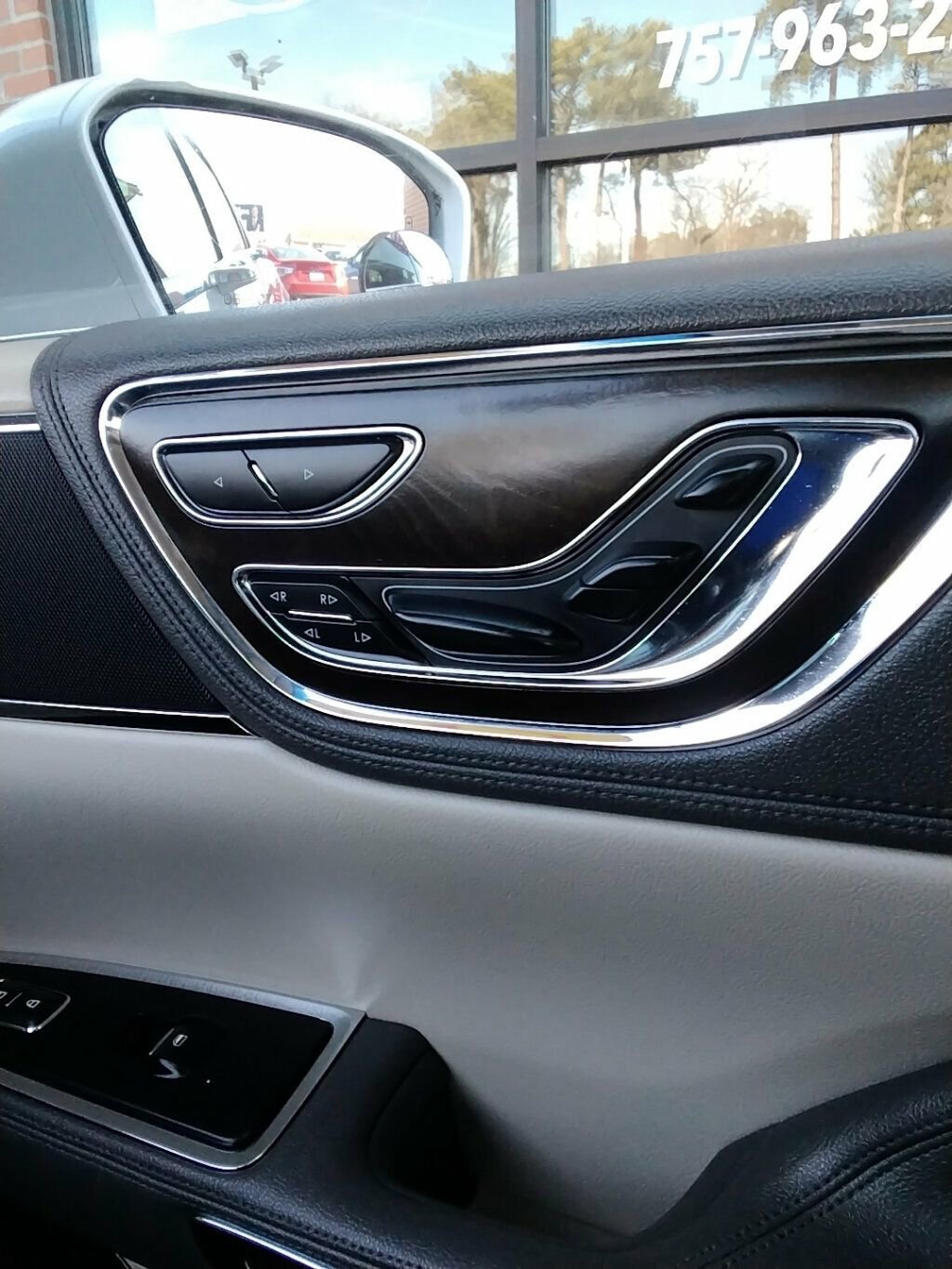 Used 2017 Lincoln Continental Reserve w/ Technology Package image 24