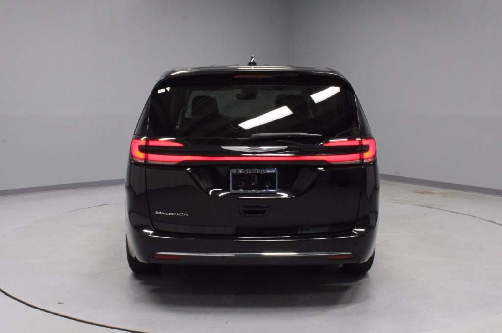 Used 2024 Chrysler Pacifica Touring-L FWD image 9