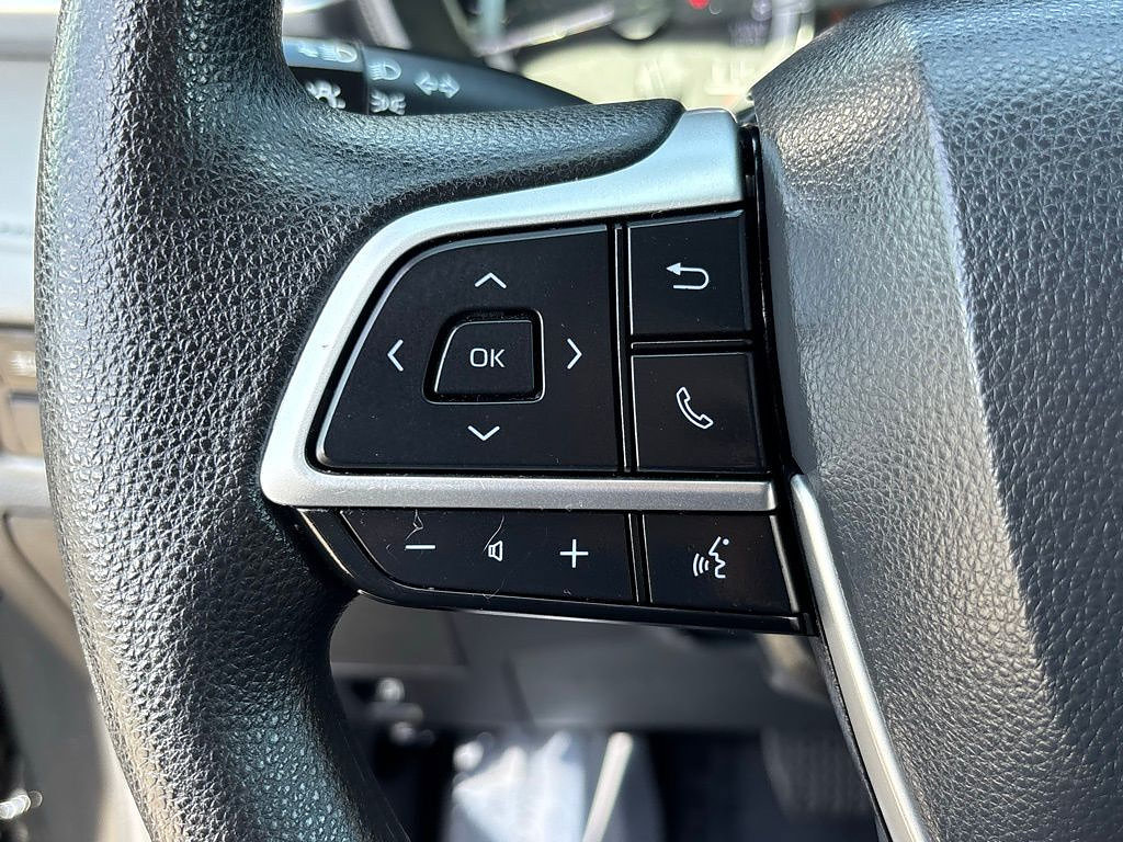 Used 2023 Toyota Highlander L FWD image 18
