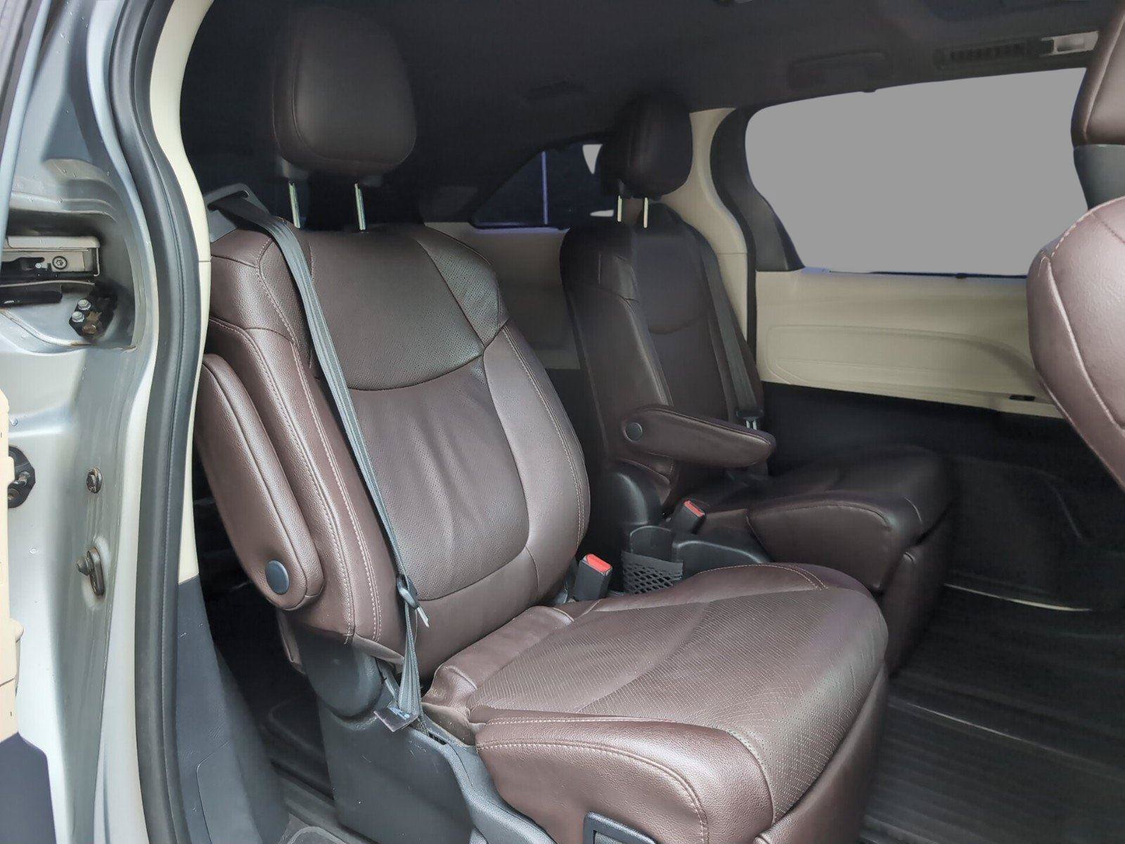 Used 2021 Toyota Sienna Platinum FWD image 34