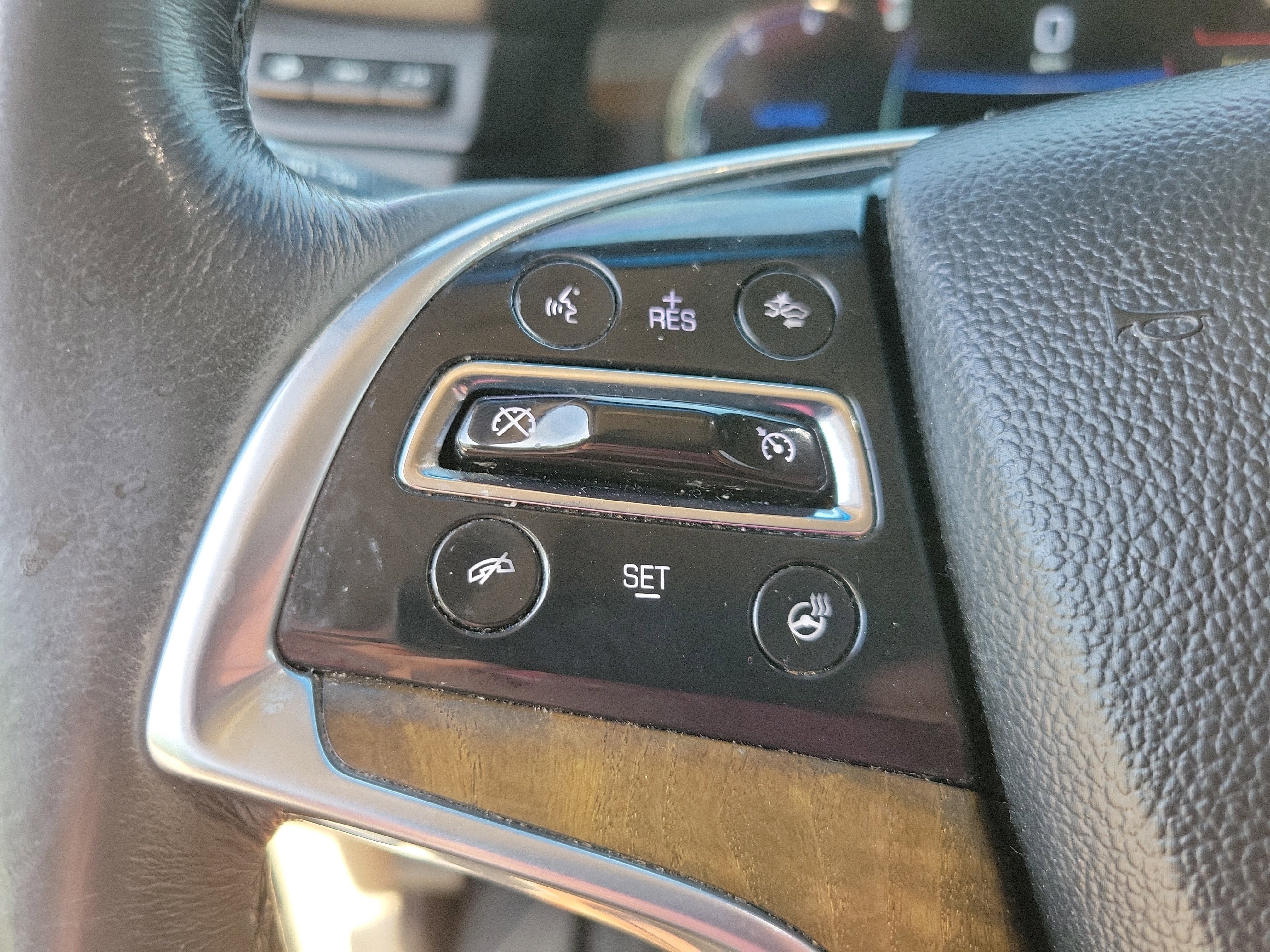 Used 2018 Cadillac Escalade ESV Luxury image 18