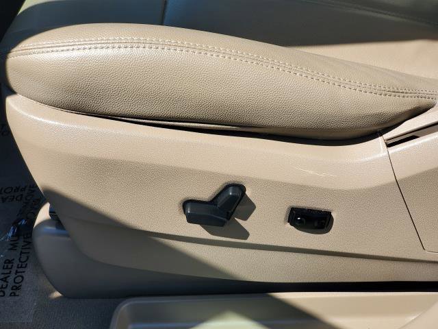 Used 2015 Chrysler Town & Country Touring FWD image 6