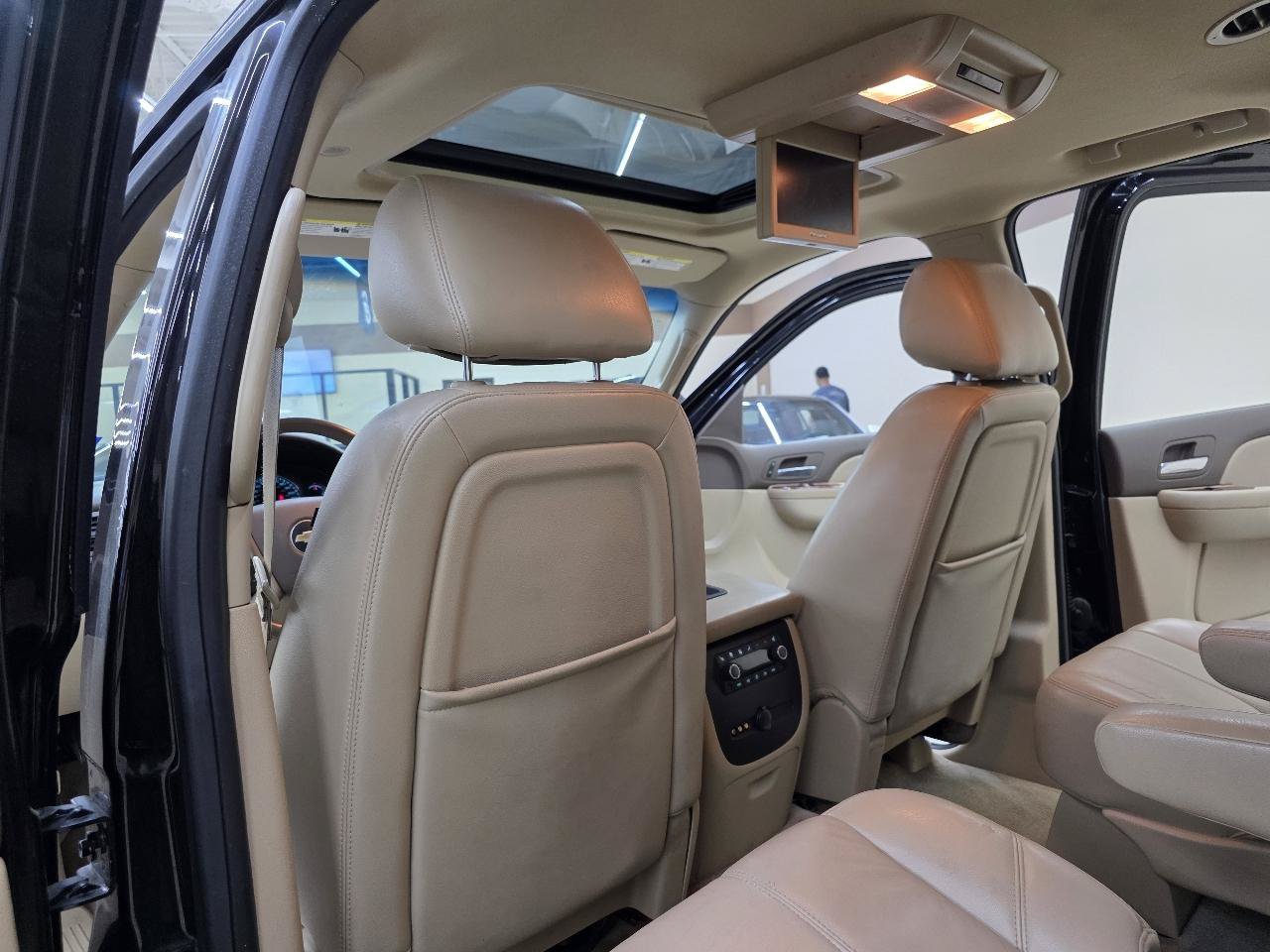 Used 2013 Chevrolet Suburban LT RWD image 25