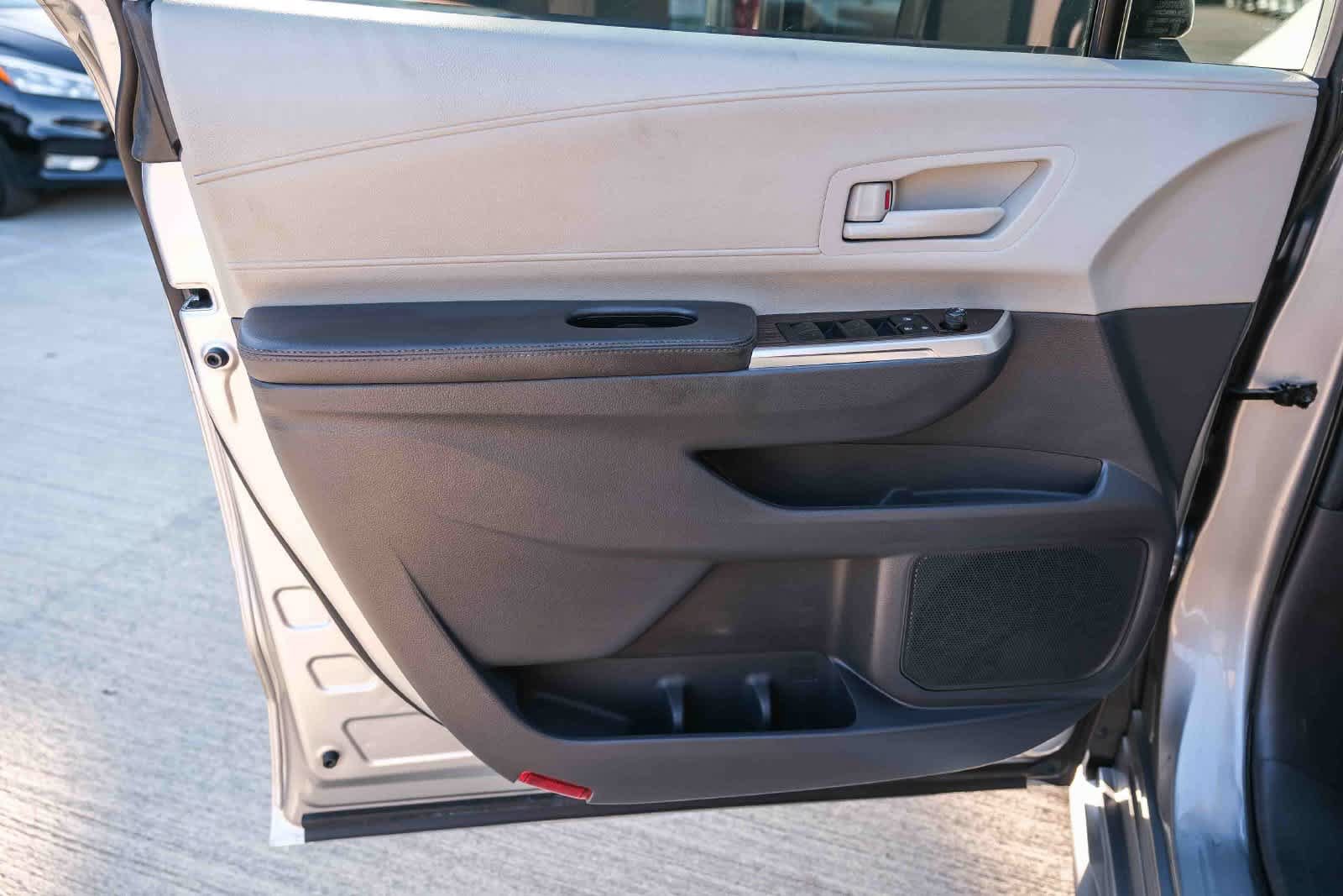 Used 2024 Toyota Sienna LE w/ LE Plus Package FWD image 21