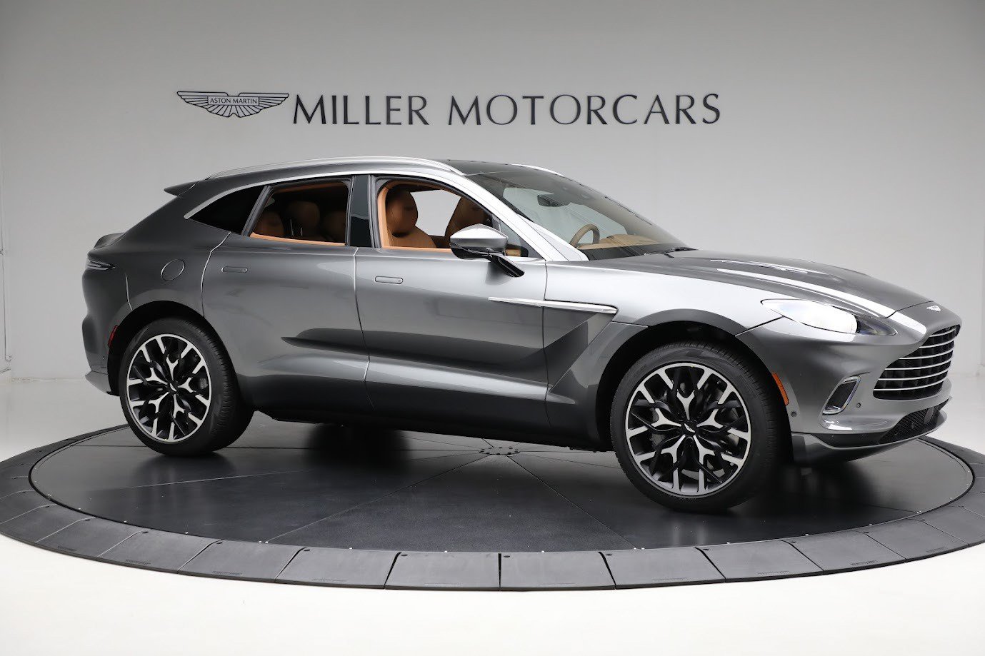 Used 2024 Aston Martin DBX AWD/4WD image 9