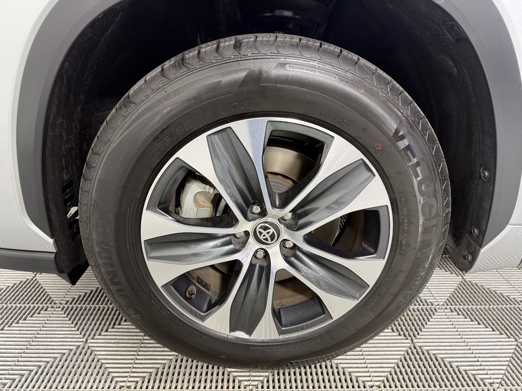 Used 2025 Toyota Highlander XLE FWD image 10
