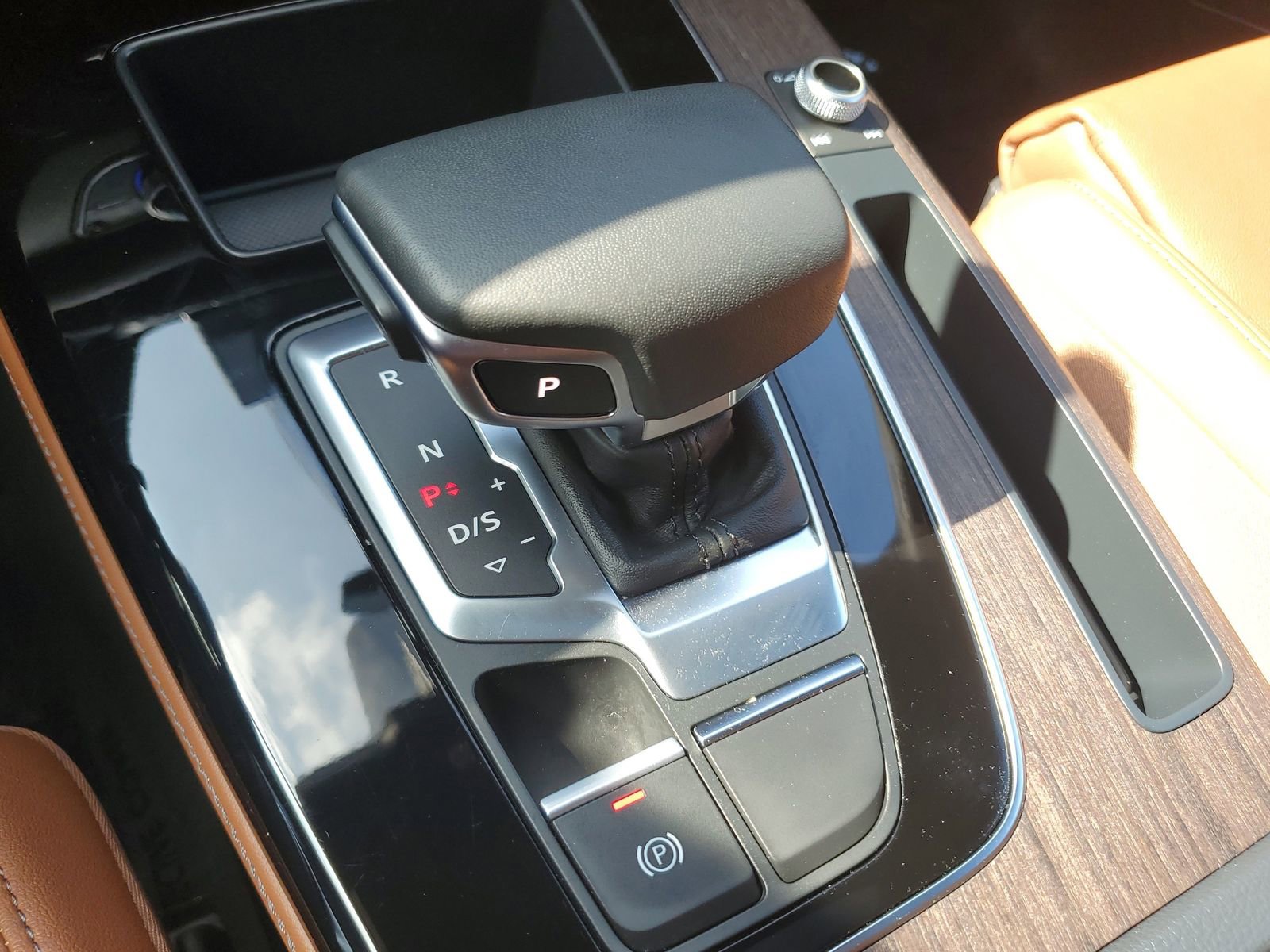 Used 2025 Audi Q5 e Premium Plus w/ Premium Plus Package image 28