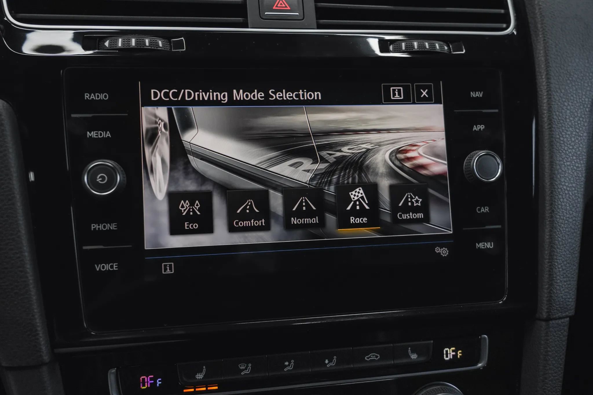 Used 2018 Volkswagen Golf R 4-Door image 68