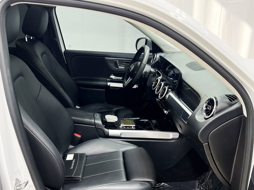 Used 2021 Mercedes-Benz GLB 250 4MATIC image 32