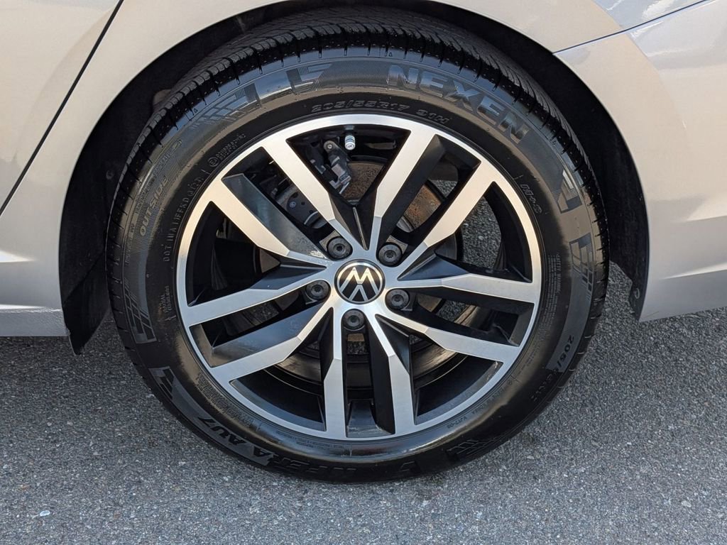 Used 2025 Volkswagen Jetta SE image 12