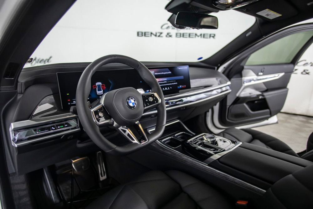 Used 2025 BMW 740i w/ Premium Package RWD image 17