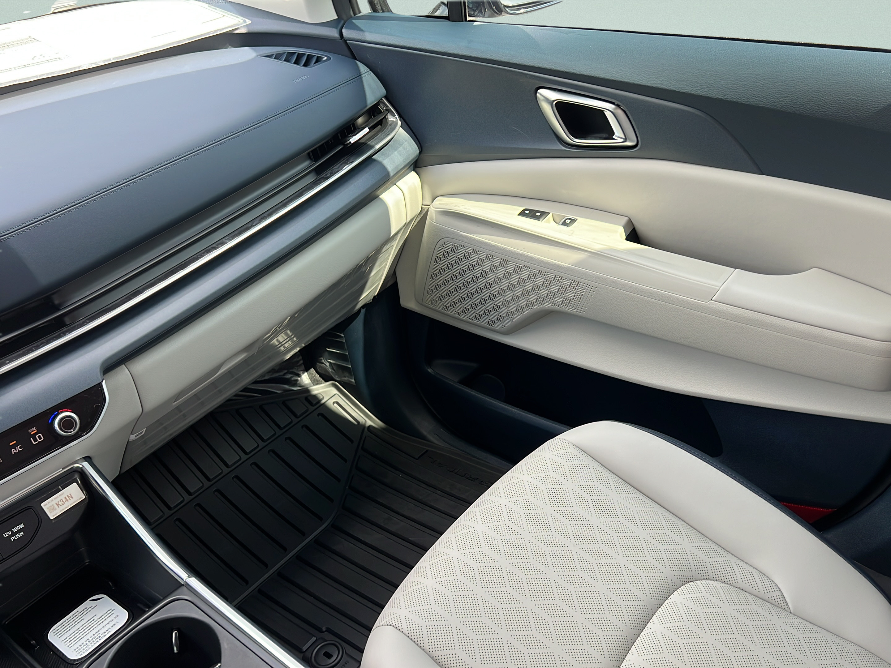New 2026 Kia Carnival EX FWD image 16