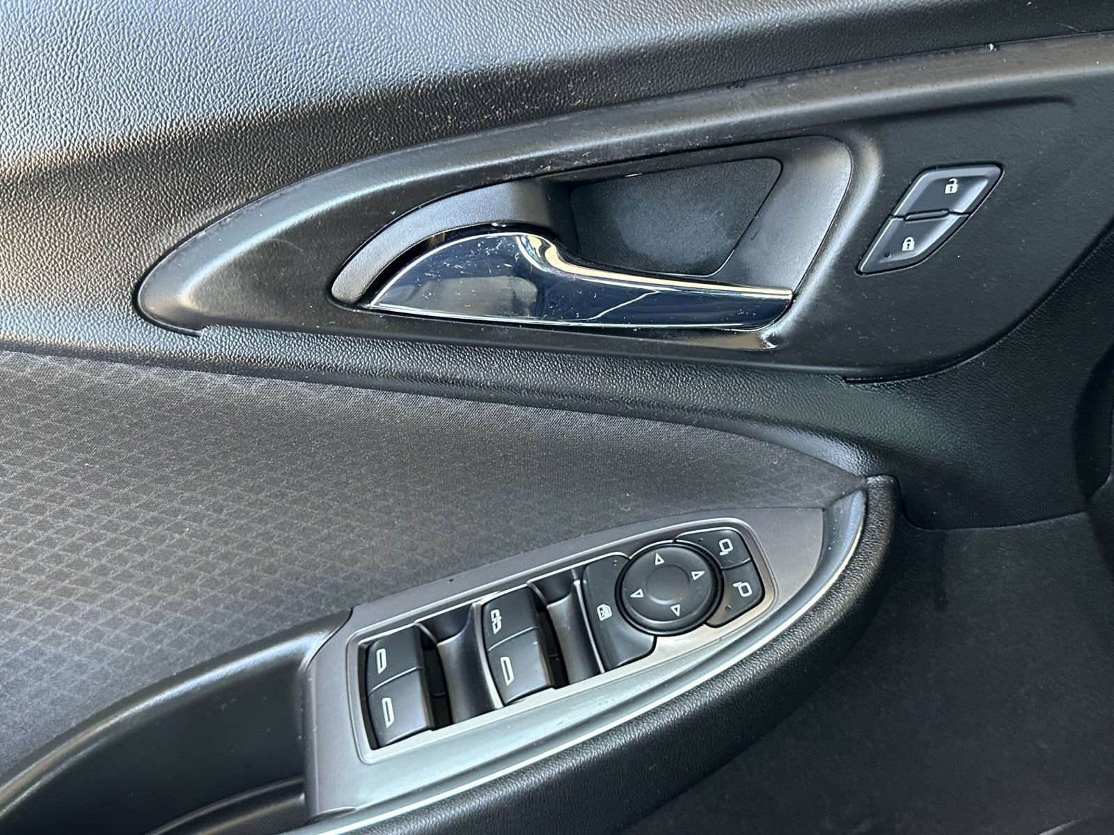 Used 2017 Chevrolet Malibu LT FWD image 10