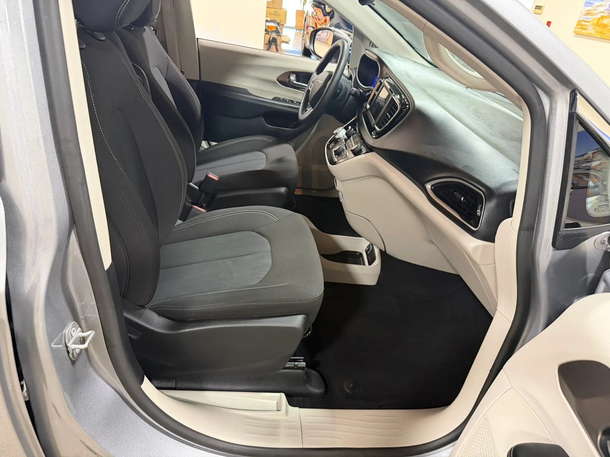 Used 2021 Chrysler Voyager L FWD image 40
