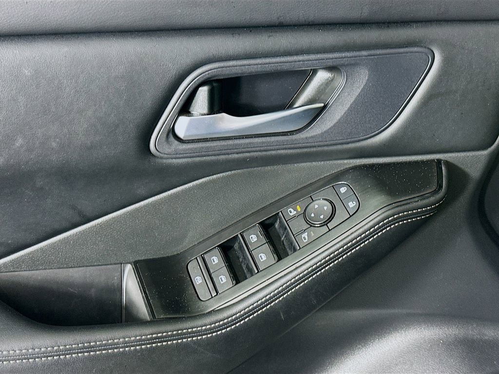 Used 2025 Nissan Rogue SV image 22