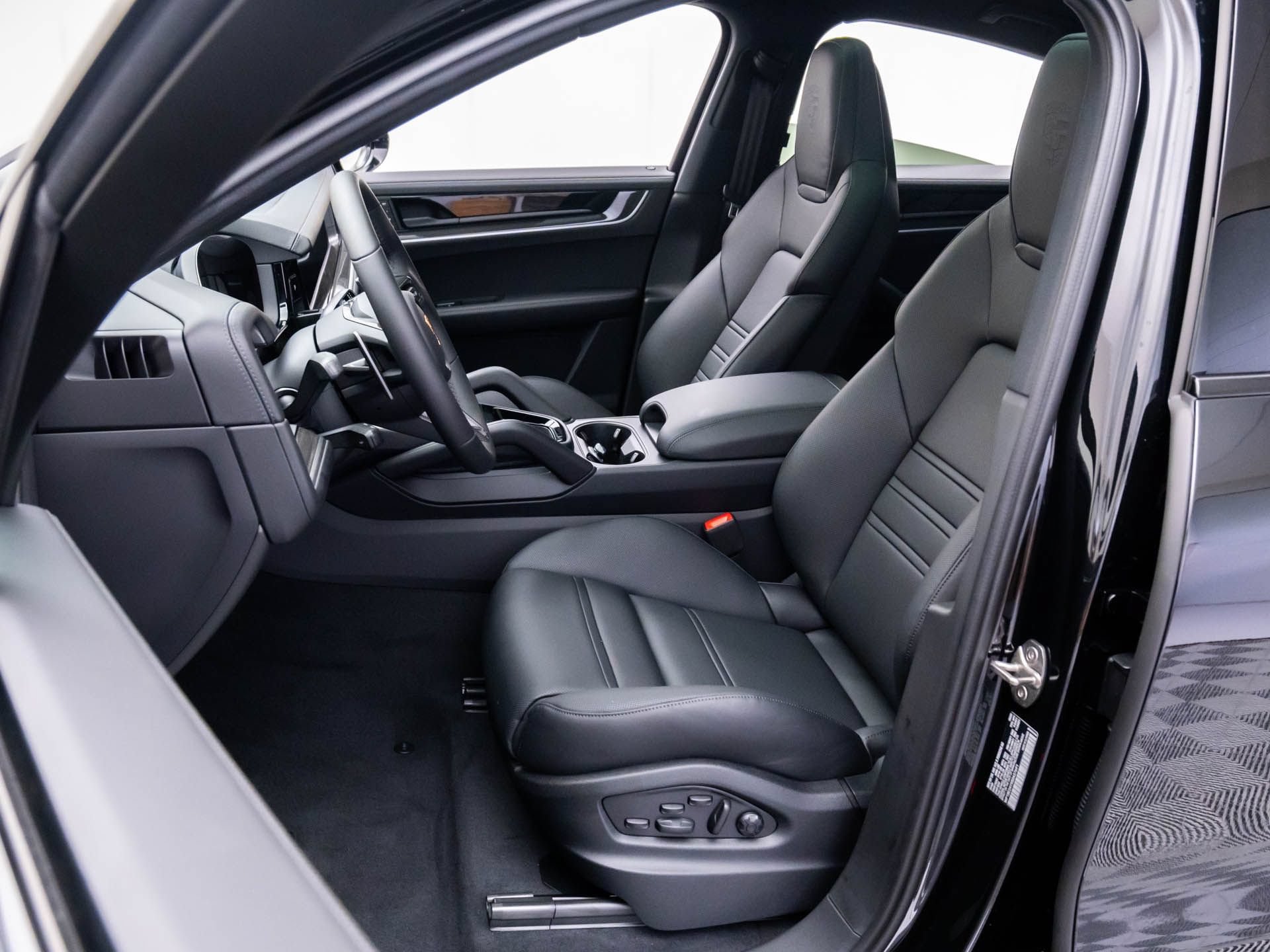 Certified 2025 Porsche Cayenne E-Hybrid Coupe AWD/4WD image 5
