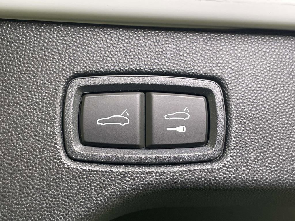 New 2025 Porsche Macan 4S Electric image 21