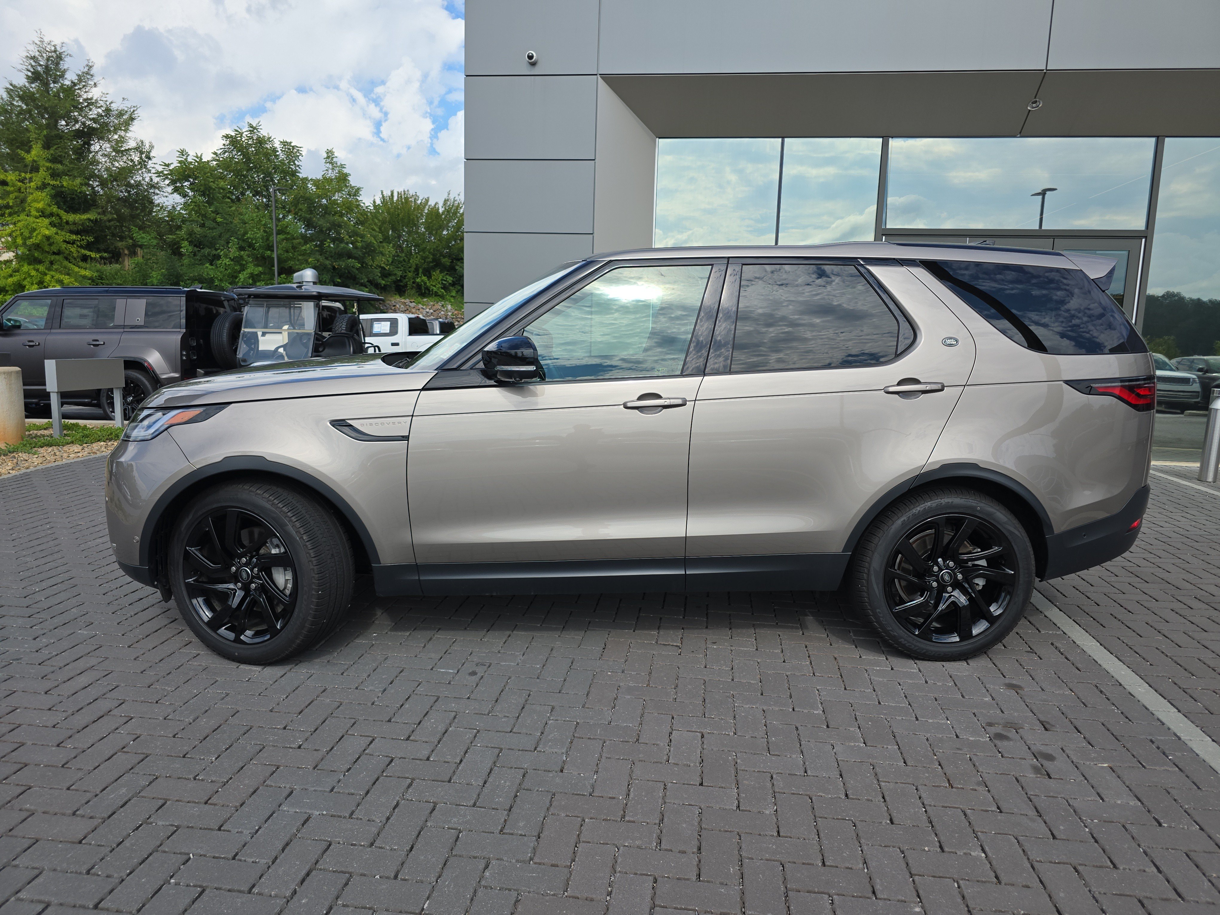 Certified 2025 Land Rover Discovery S AWD/4WD image 10