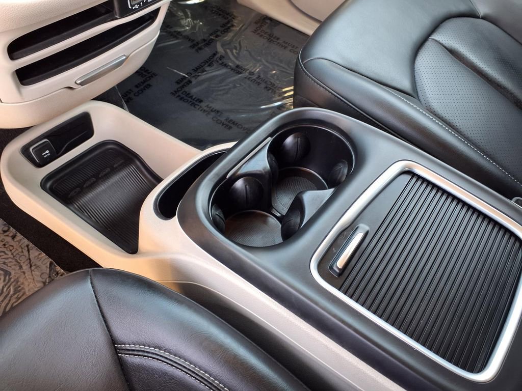 Used 2023 Chrysler Pacifica Touring-L image 21