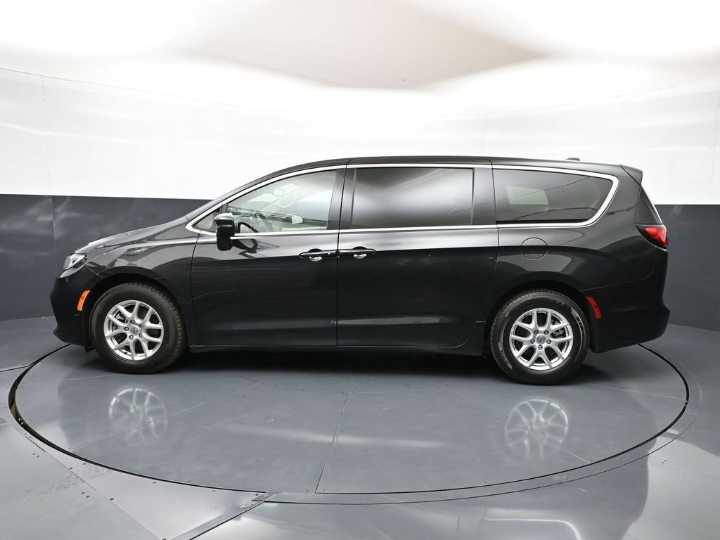 Used 2023 Chrysler Pacifica Touring-L FWD image 8