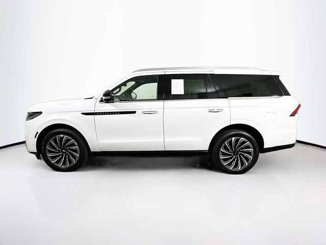 Certified 2025 Lincoln Navigator Black Label AWD/4WD image 4