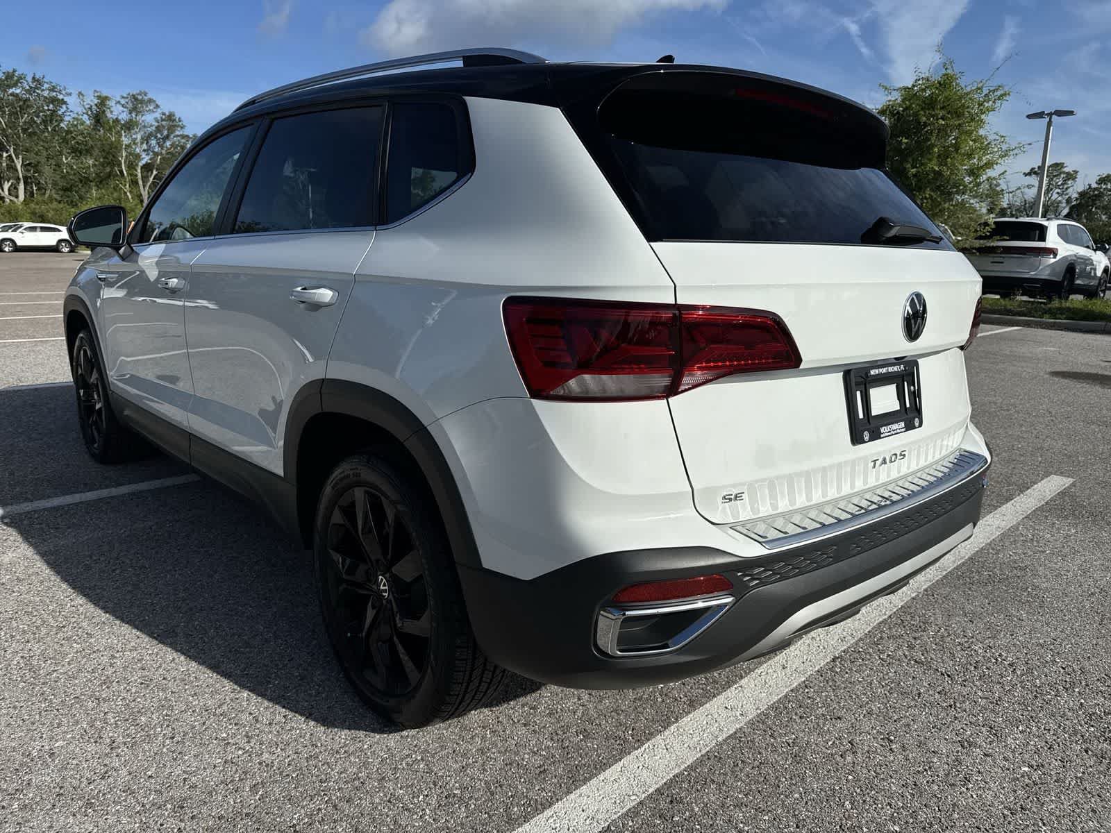 Certified 2024 Volkswagen Taos SE w/ Panoramic Sunroof Package FWD image 4