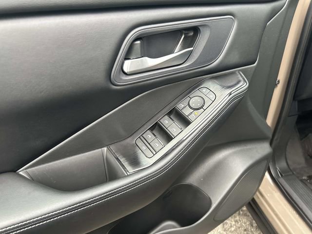 Used 2025 Nissan Rogue SV image 19