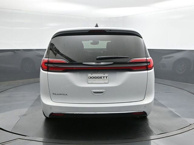 Used 2025 Chrysler Pacifica Select FWD image 5