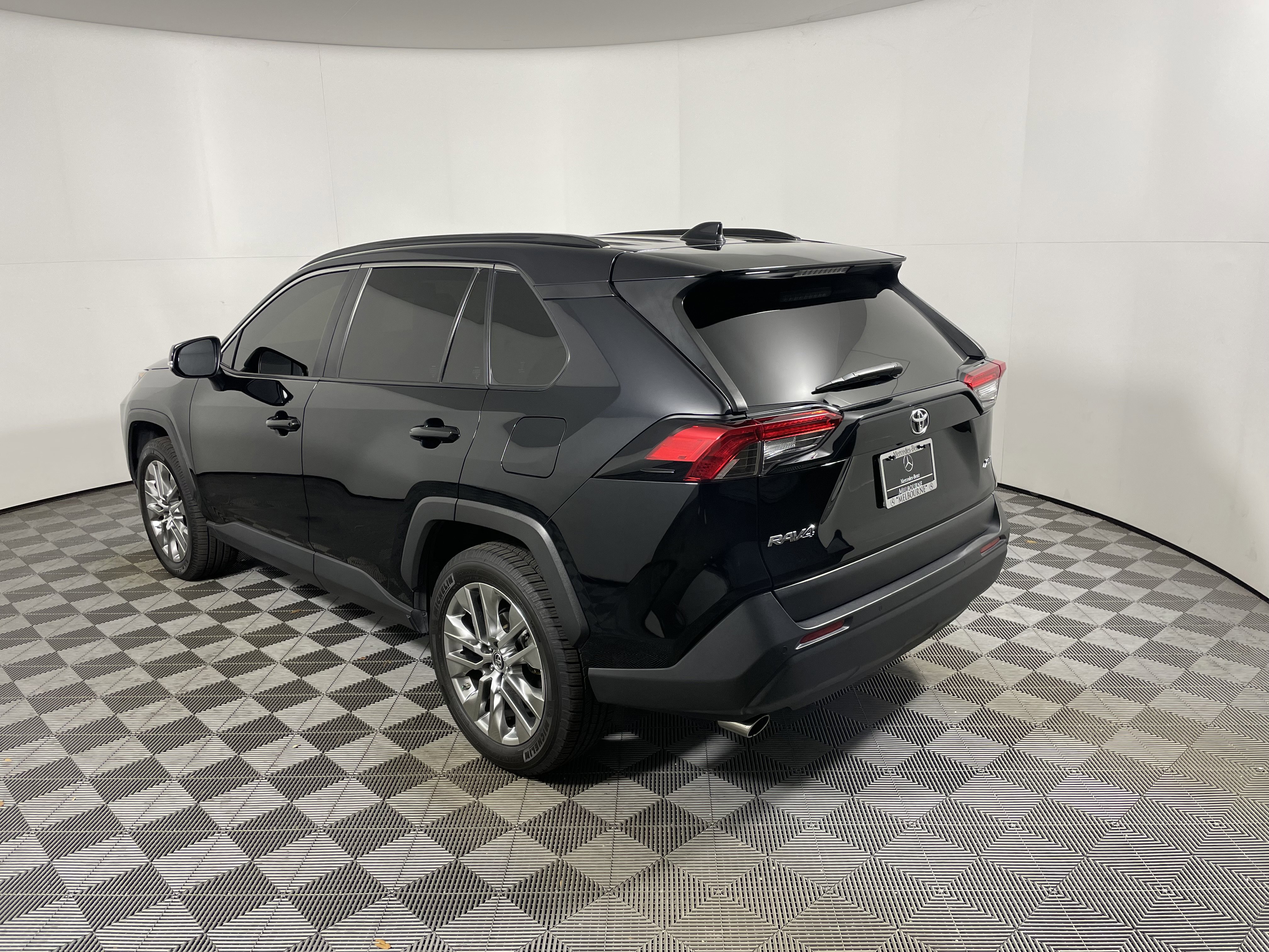 Used 2019 Toyota RAV4 XLE Premium image 3