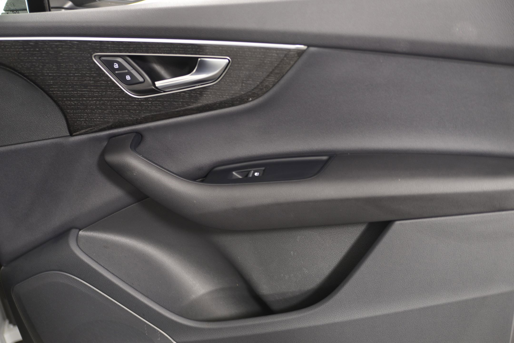 Used 2025 Audi Q7 Premium w/ Convenience Package image 9