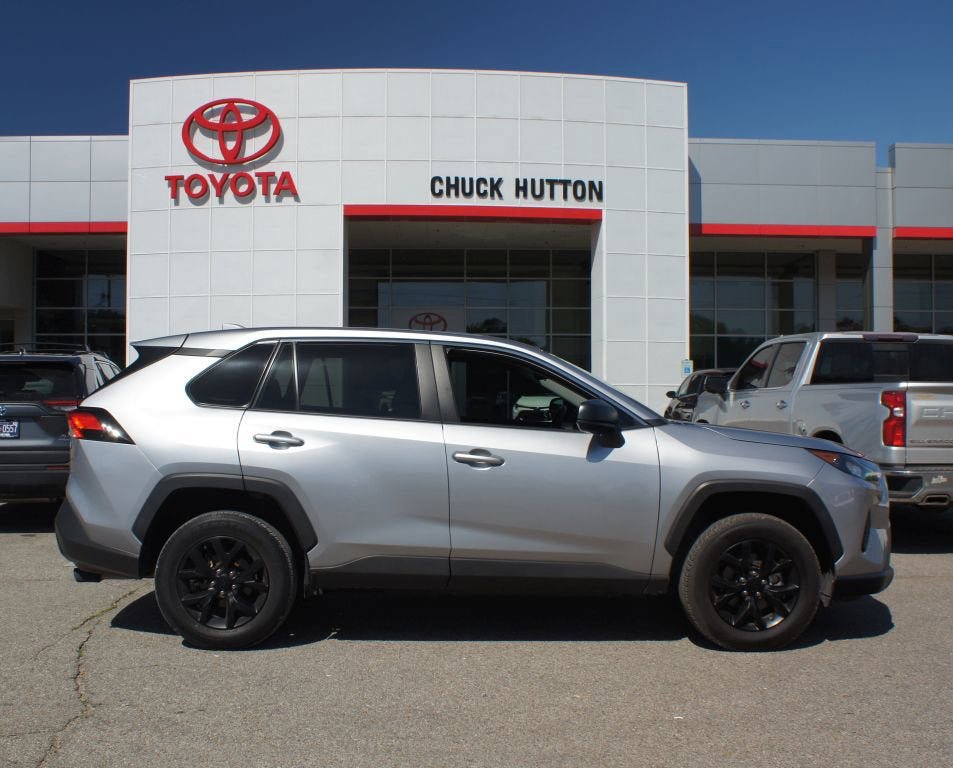 Used 2022 Toyota RAV4 LE FWD image 1