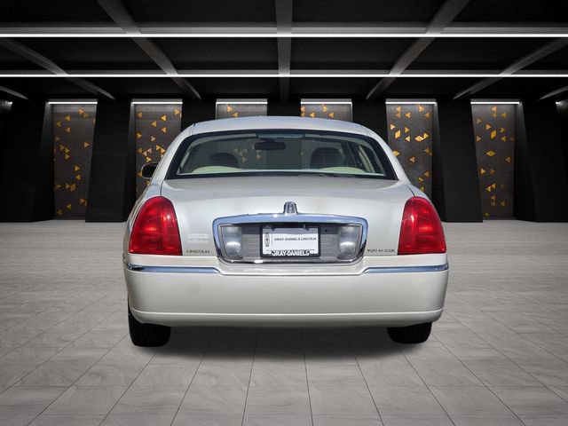 Used 2006 Lincoln Town Car Signature RWD image 5