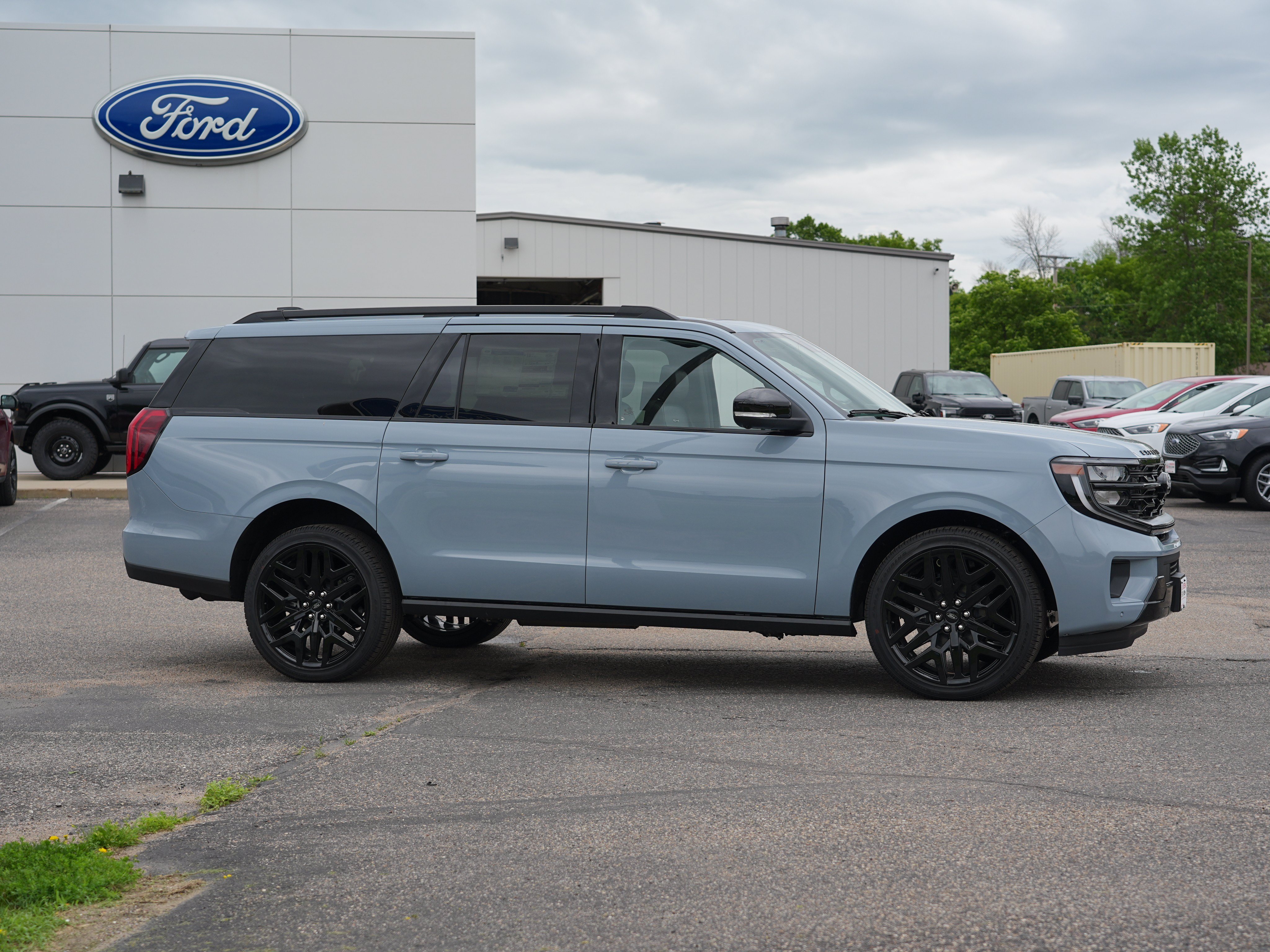 New 2026 Ford Expedition Max Platinum w/ Stealth Performance Package AWD/4WD image 2