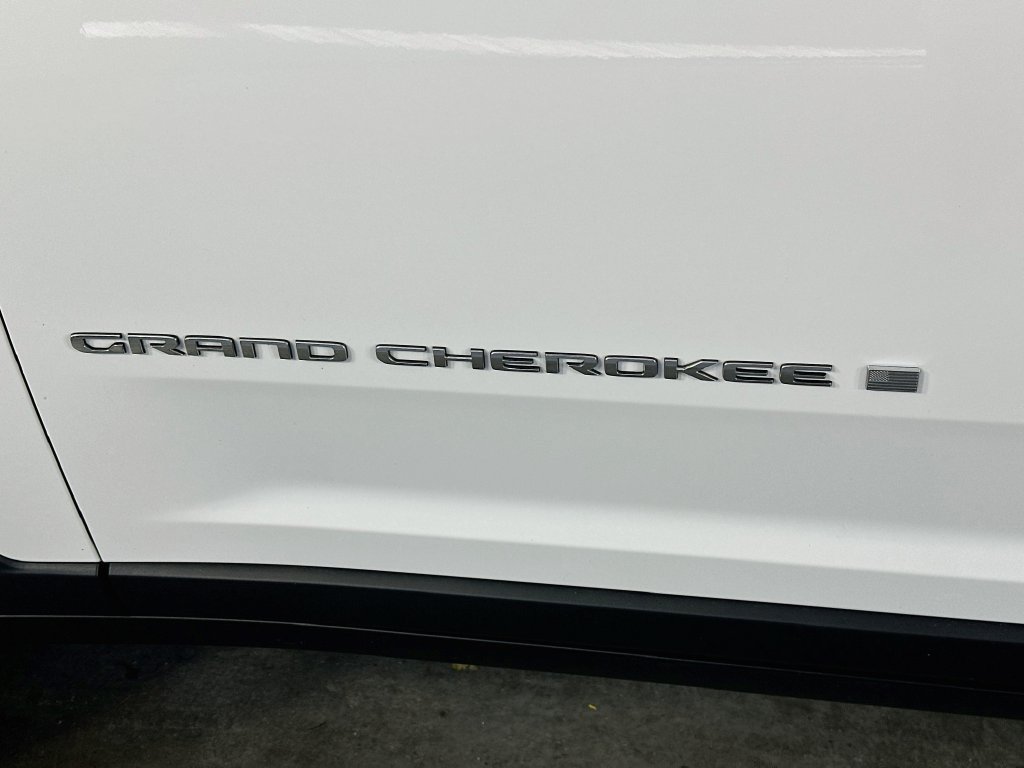 Used 2023 Jeep Grand Cherokee Laredo AWD/4WD image 28