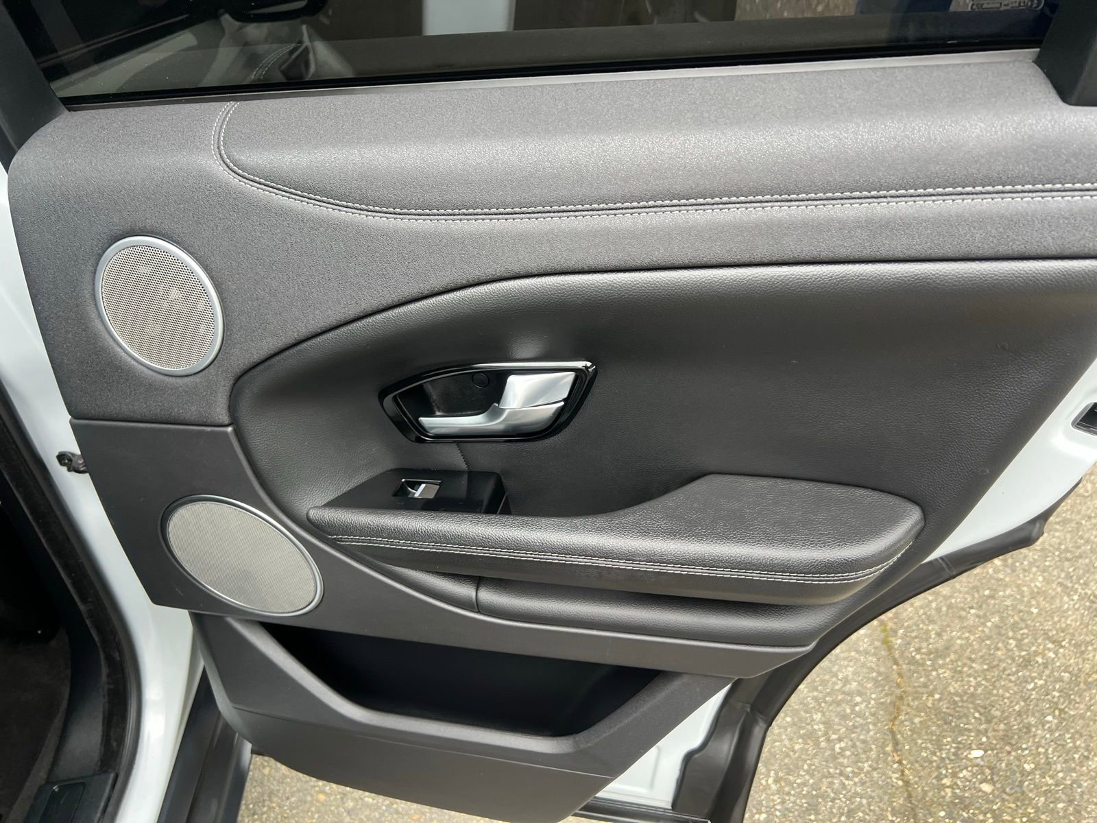 Used 2018 Land Rover Range Rover Evoque SE Premium image 27