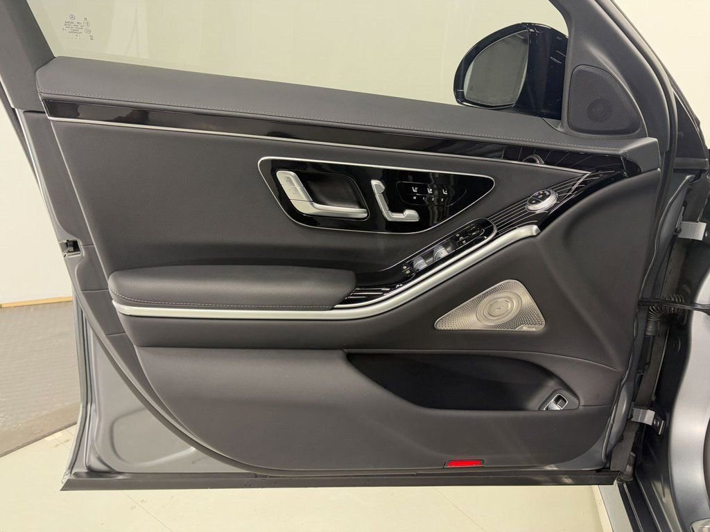 Used 2023 Mercedes-Benz S 580 4MATIC Sedan w/ AMG Line image 5