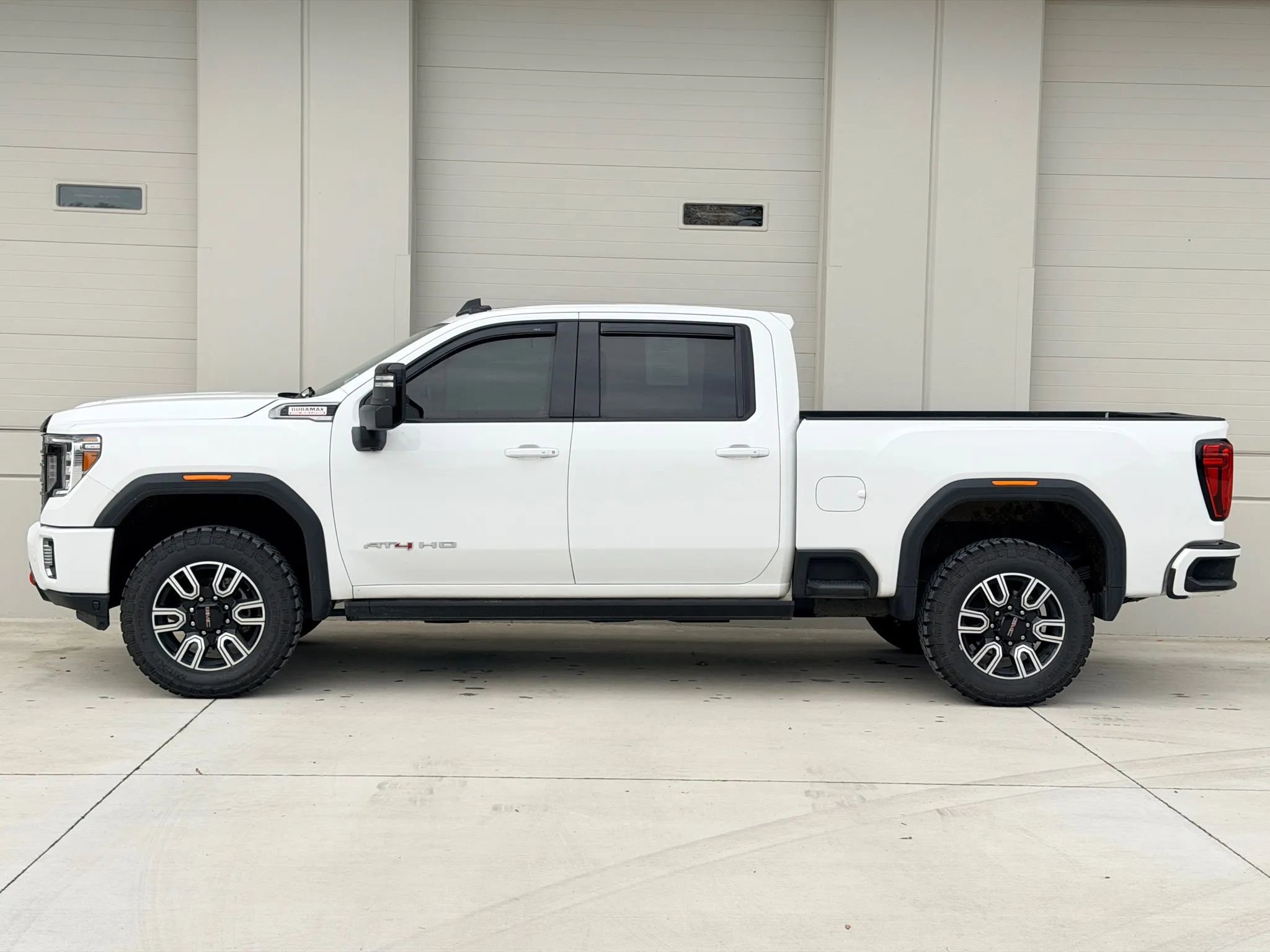 Used 2021 GMC Sierra 3500 AT4 w/ AT4 Premium Plus Package AWD/4WD image 2