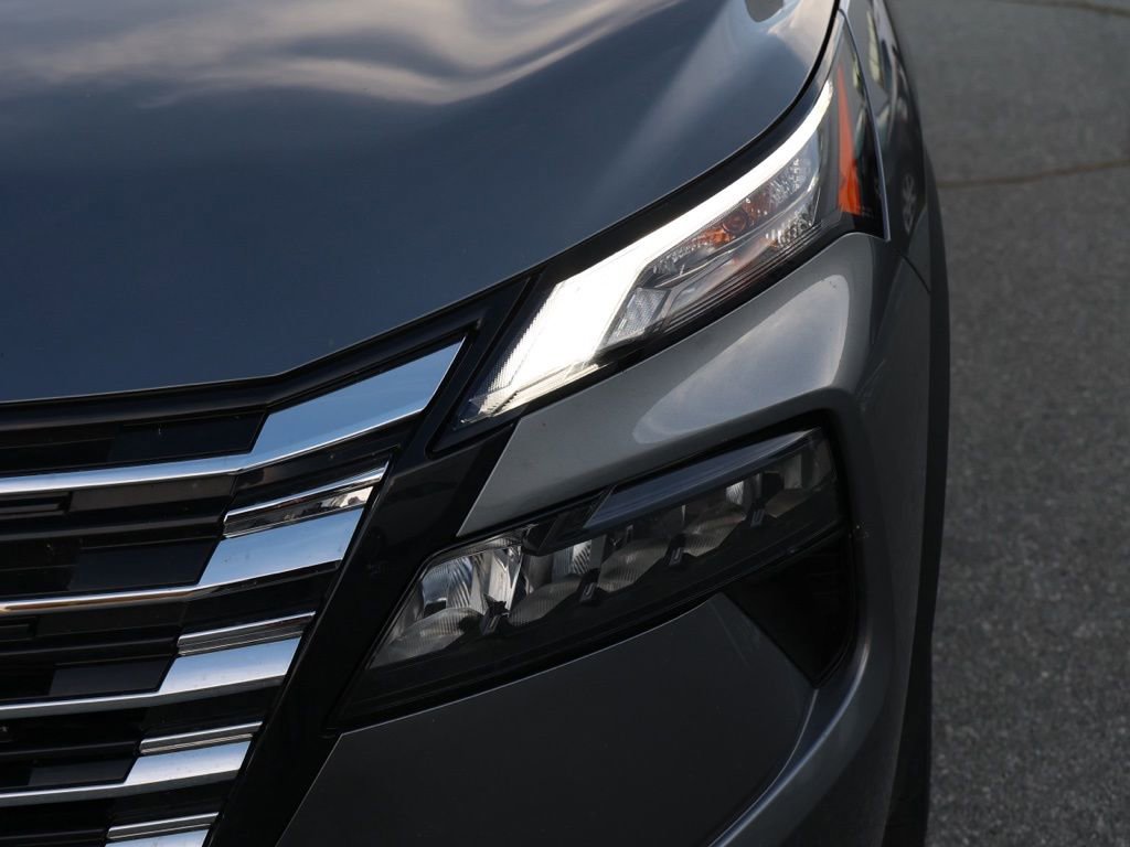 Used 2024 Nissan Rogue SV image 10