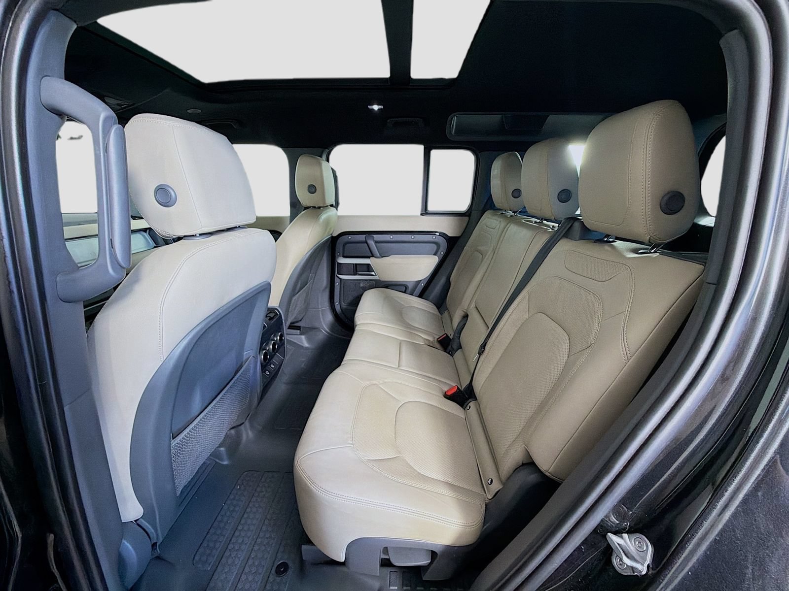 Certified 2023 Land Rover Defender 110 SE AWD/4WD image 27