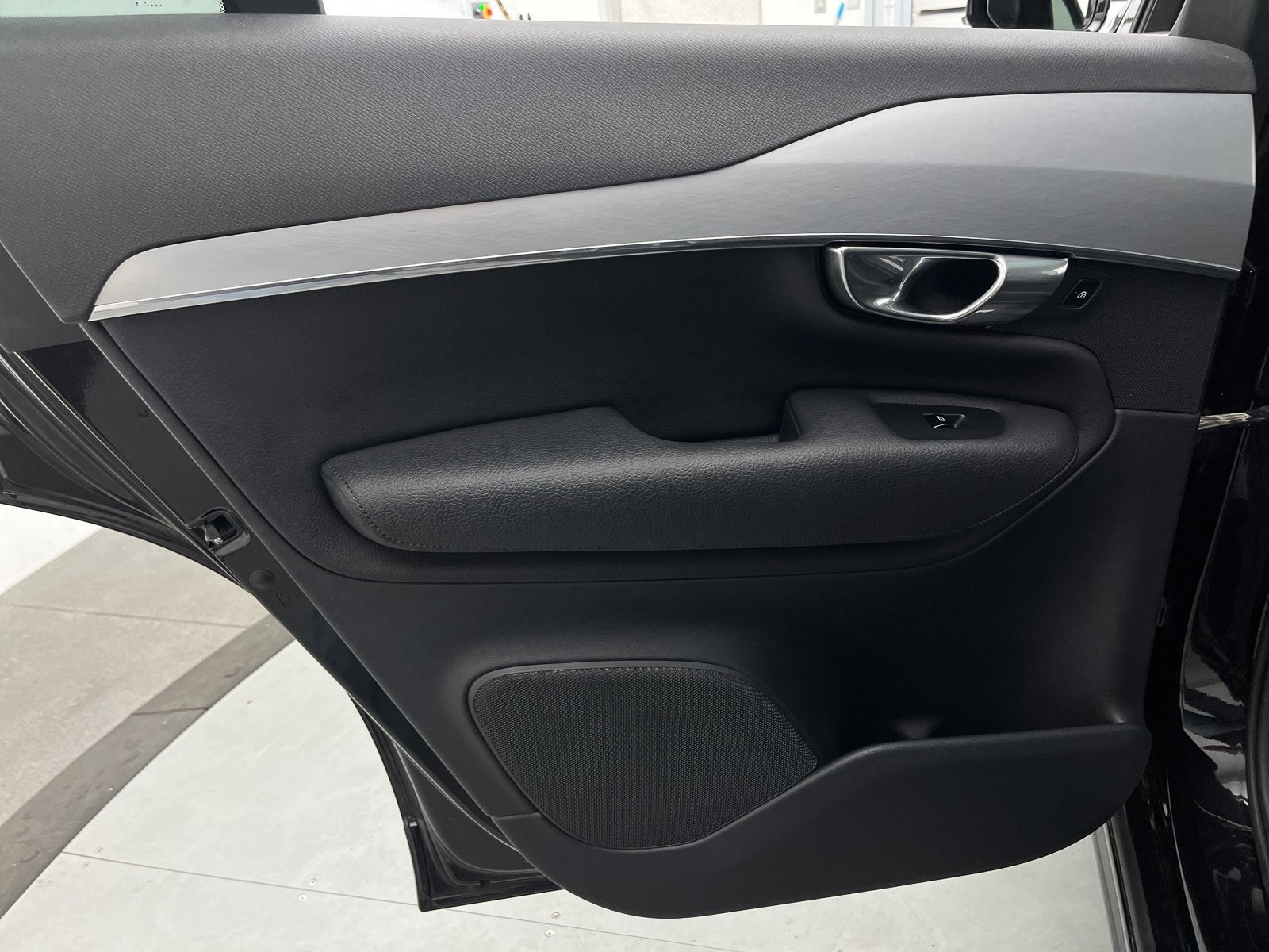 Used 2016 Volvo XC90 T6 Momentum w/ Vision Package image 30