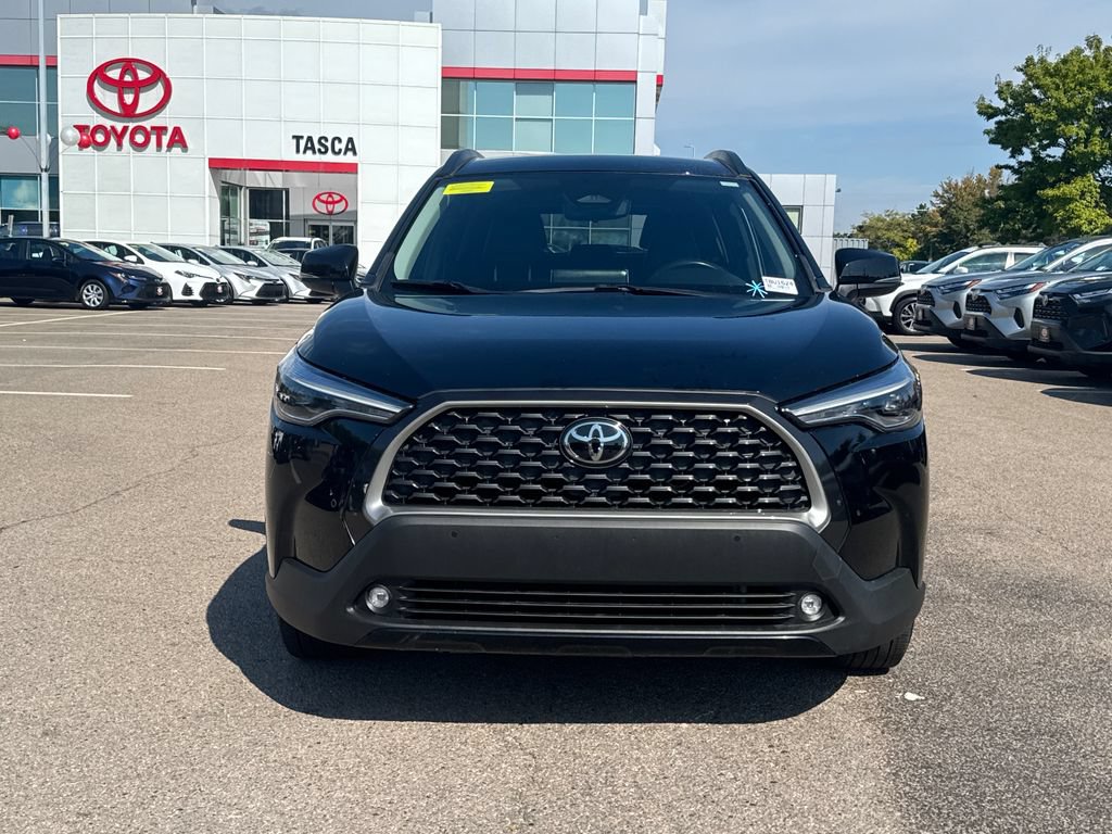 Used 2025 Toyota Corolla Cross XLE FWD image 2