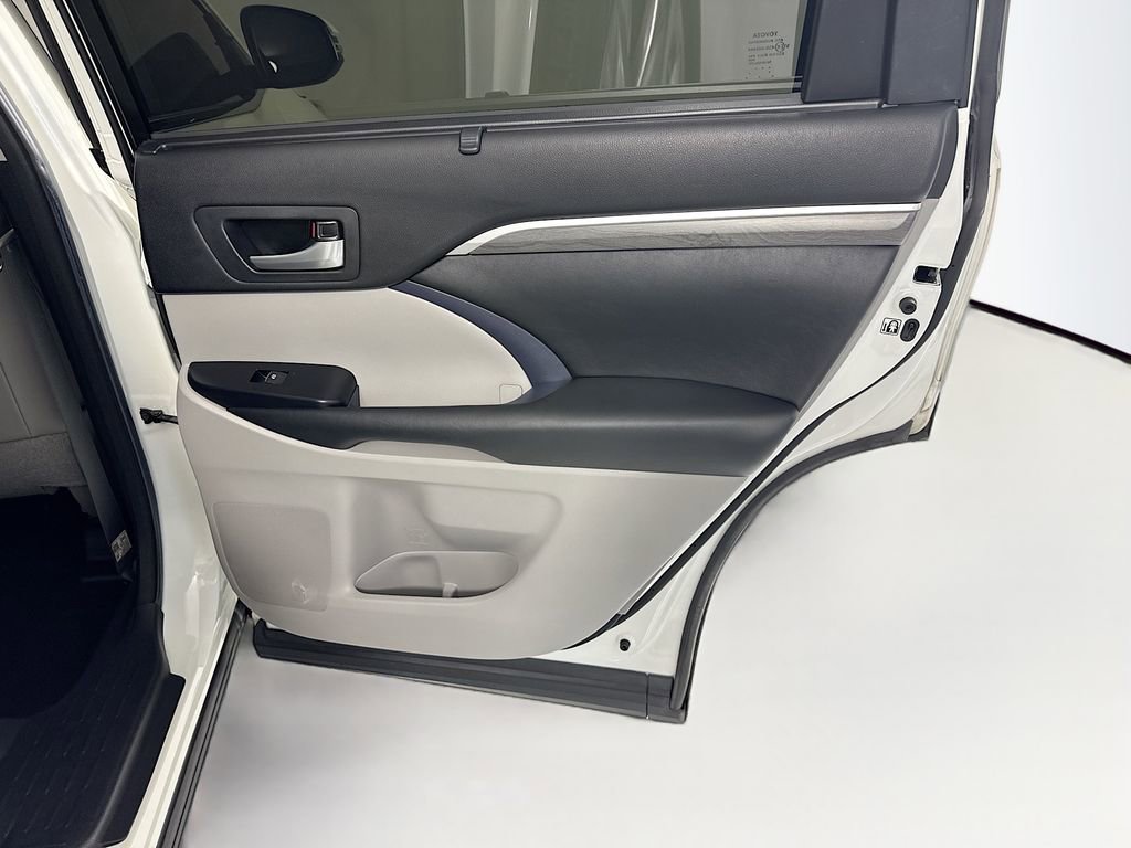 Used 2018 Toyota Highlander Limited FWD image 28