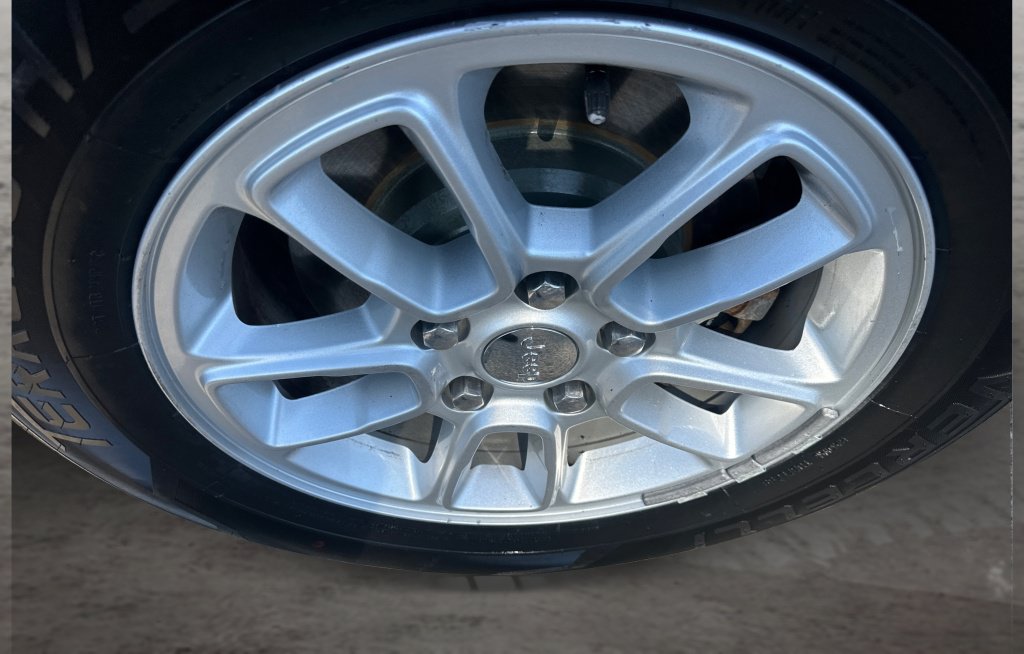 Used 2018 Jeep Grand Cherokee Laredo AWD/4WD image 16