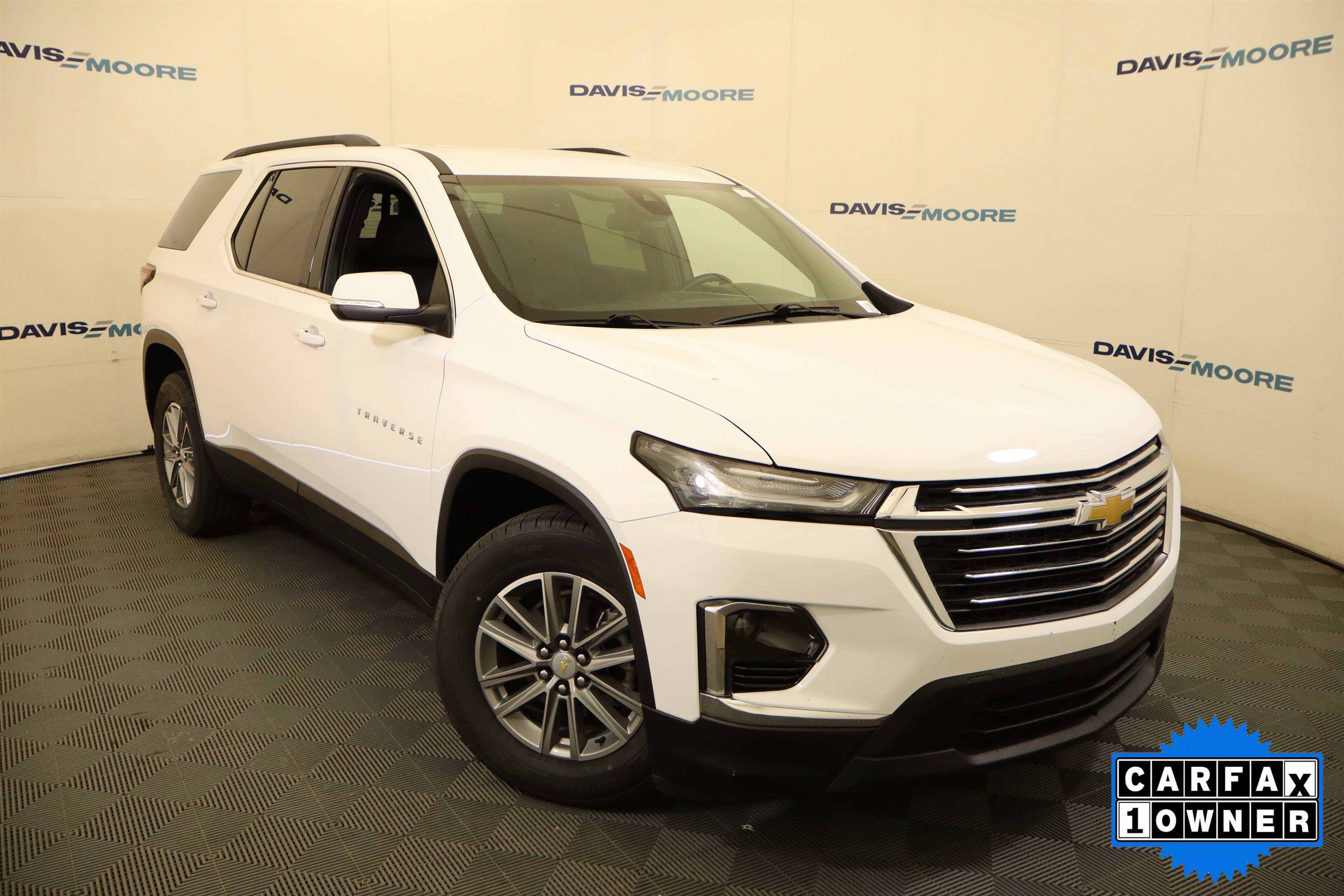 Used 2023 Chevrolet Traverse LT FWD image 2